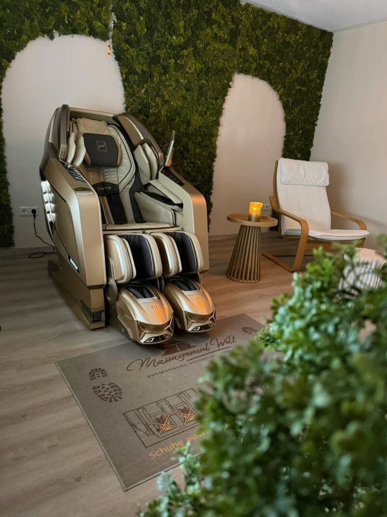 Wellness-Raum bei PermanentReich: goldener Massagesessel vor Mooswänden mit Bögen