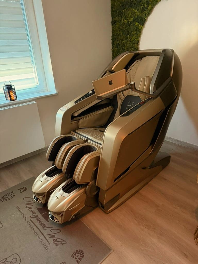 Der goldene Luxus-Massagesessel am Fenster mit Kerzenlicht
